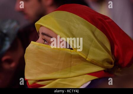 1 ottobre 2017, i catalani si riuniscono a Placa Catalunya, Barcellona, per attendere i risultati del referendum sull'indipendenza. Foto Stock