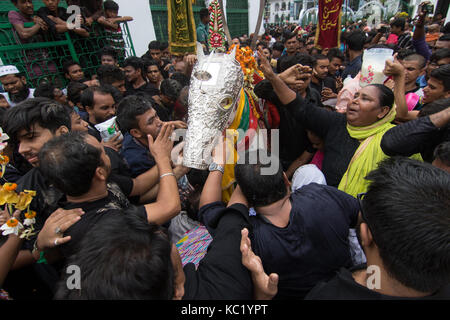 Un enorme corteo di Muharram Credito: Azim Khan Ronnie/Alamy Live News Foto Stock