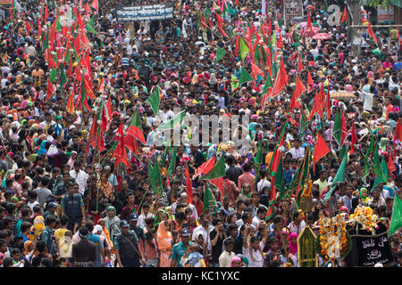 Un enorme corteo di Muharram Credito: Azim Khan Ronnie/Alamy Live News Foto Stock