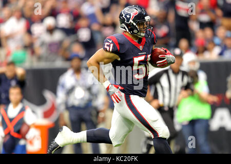 Houston, Texas, Stati Uniti d'America. 1 Ott 2017. Houston Texans linebacker Dylan Cole (51) restituisce un'intercettazione per un touchdown durante il terzo trimestre di un NFL stagione regolare il gioco tra la Houston Texans e Tennessee Titans a NRG Stadium di Houston, TX in ottobre1, 2017. Houston ha vinto, 57-14. Credito: Erik Williams/ZUMA filo/Alamy Live News Foto Stock