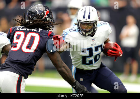 Houston, Texas, Stati Uniti d'America. 1 Ott 2017. Tennessee Titans running back Derrick Henry (22) guarda per eludere la Houston Texans difensivo fine Jadeveon Clowney (90) su un gioco in esecuzione durante il terzo trimestre di un NFL stagione regolare il gioco tra la Houston Texans e Tennessee Titans a NRG Stadium di Houston, TX in ottobre1, 2017. Houston ha vinto, 57-14. Credito: Erik Williams/ZUMA filo/Alamy Live News Foto Stock