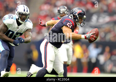 Houston, Texas, Stati Uniti d'America. 1 Ott 2017. Houston Texans linebacker Dylan Cole (51) gestisce la palla dopo una intercettazione durante il terzo trimestre di un NFL stagione regolare il gioco tra la Houston Texans e Tennessee Titans a NRG Stadium di Houston, TX in ottobre1, 2017. Houston ha vinto, 57-14. Credito: Erik Williams/ZUMA filo/Alamy Live News Foto Stock