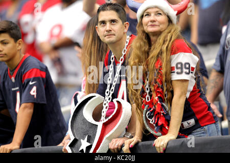 Houston, Texas, Stati Uniti d'America. 1 Ott 2017. Una coppia di Houston Texans tifosi guardare con ansia da stand durante il quarto trimestre di un NFL stagione regolare il gioco tra la Houston Texans e Tennessee Titans a NRG Stadium di Houston, TX in ottobre1, 2017. Houston ha vinto, 57-14. Credito: Erik Williams/ZUMA filo/Alamy Live News Foto Stock