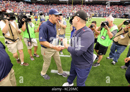 Houston, Texas, Stati Uniti d'America. 1 ott 2017. Houston Texans head coach bill O'Brien (destra) stringe la mano con il Tennessee Titans capo allenatore Mike mularkey seguenti Houston's 57-14 win su Tennessee Titans a nrg stadium di Houston, TX in ottobre1, 2017. Credito: erik williams/zuma filo/alamy live news Foto Stock