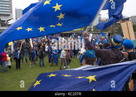 Manchester, Regno Unito. 1 ottobre 2017. Un grande anti Brexit marzo da migliaia di sostenitori restano, che hanno luogo durante il Congresso del Partito Conservatore di centro città Credito: Alex Ramsay/Alamy Live News Foto Stock