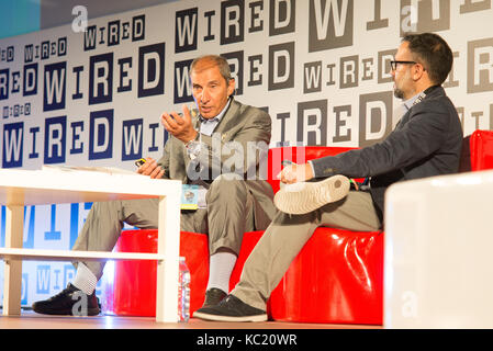 Firenze, Italia. 1 ottobre, 2017. Wired Next Fest di firenze, Italia. Enrico Flamini, planetologist e coordinatore scientifico dell'agenzia spaziale italiana, intervistato a Wired Next Fest 2017 nel Salone dei cinquecento di Palazzo Vecchio a Firenze, Italia. Credito: mario carovani/alamy live news Foto Stock