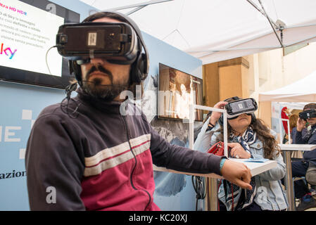 Firenze, Italia. 1 ottobre, 2017. Wired Next Fest di firenze, Italia. un uomo e una donna provare una realtà virtuale cuffie a Wired Next Fest 2017 in Palazzo Vecchio a Firenze, Italia. Credito: mario carovani/alamy live news Foto Stock