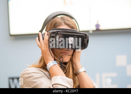 Firenze, Italia. 1 ottobre, 2017. Wired Next Fest di firenze, Italia. Una donna cerca una realtà virtuale cuffie a Wired Next Fest 2017 in Palazzo Vecchio a Firenze, Italia. Credito: mario carovani/alamy live news Foto Stock