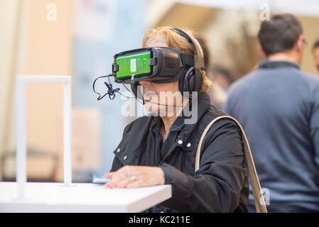 Firenze, Italia. 1 ottobre, 2017. Wired Next Fest di firenze, Italia. una vecchia signora tenta una realtà virtuale cuffie a Wired Next Fest 2017 in Palazzo Vecchio a Firenze, Italia. Credito: mario carovani/alamy live news Foto Stock