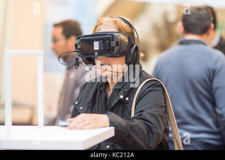 Firenze, Italia. 1 ottobre, 2017. Wired Next Fest di firenze, Italia. una vecchia signora tenta una realtà virtuale cuffie a Wired Next Fest 2017 in Palazzo Vecchio a Firenze, Italia. Credito: mario carovani/alamy live news Foto Stock