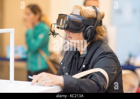 Firenze, Italia. 1 ottobre, 2017. Wired Next Fest di firenze, Italia. una vecchia signora tenta una realtà virtuale cuffie a Wired Next Fest 2017 in Palazzo Vecchio a Firenze, Italia. Credito: mario carovani/alamy live news Foto Stock