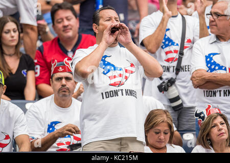 Houston, TX, Stati Uniti d'America. 1 Ott 2017. Houston Texans fans indossare camicie che lo stato ''Non mi inginocchio" fa riferimento l'inno nazionale e proteste a un'NFL partita di calcio tra la Houston Texans e Tennessee Titans a NRG Stadium di Houston, TX. I Texans hanno vinto il gioco 57-14.Trask Smith/CSM/Alamy Live News Foto Stock