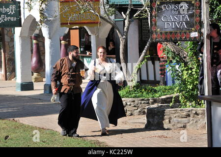 Houston, Stati Uniti d'America. Il 30 settembre, 2017. i visitatori a piedi su una strada durante il Texas Renaissance festival a todd missione, texas, Stati Uniti, sett. 30, 2017. texas Renaissance festival ha iniziato qui in Texas sabato, portando la magia del rinascimento per la vita attraverso nov. 26. Credito: liu liwei/xinhua/alamy live news Foto Stock