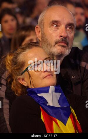 1 ottobre 2017, i catalani si riuniscono a Placa Catalunya, Barcellona, per attendere i risultati del referendum sull'indipendenza. Foto Stock