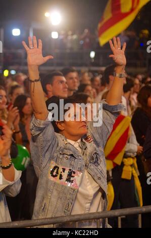 1 ottobre 2017, i catalani si riuniscono a Placa Catalunya, Barcellona, per attendere i risultati del referendum sull'indipendenza. Foto Stock