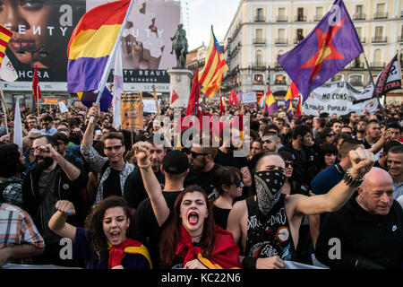 Madrid, Spagna. 1 ottobre 2017. Si protestano per il referendum di sostegno in Catalogna. Madrid, Spagna. Credit: Marcos del Mazo/Alamy Live News Foto Stock