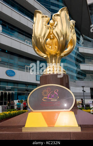 Hong kong, Hong Kong, Cina. 28 Sep, 2017. hong kong, Hong Kong, Cina. Il 28 settembre 2017.gregge cinese a Hong Kong durante la settimana d'oro. turisti si riuniscono al Golden Bauhinia in hong kong impostato per il 68esimo anniversario della fondazione della Repubblica popolare cinese. con la prima settimana di ottobre che forniscono la maggior parte dei giorni festivi in qualunque momento dell'anno, i cinesi di approfittare della settimana di viaggiare senza sacrificare la loro limitata congedo annuale giorni. La Cina ha la abbassa il congedo annuale nel mondo di soli 5 giorni, con i giorni festivi si trova a 11 giorni. © jayne russell/alamy Foto Stock