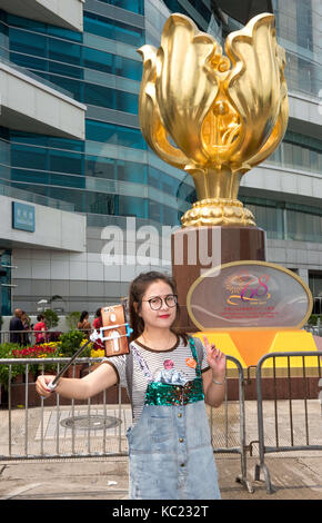 Hong kong, Hong Kong, Cina. 28 Sep, 2017. hong kong, Hong Kong, Cina. Il 28 settembre 2017.gregge cinese a Hong Kong durante la settimana d'oro. turisti si riuniscono al Golden Bauhinia in hong kong impostato per il 68esimo anniversario della fondazione della Repubblica popolare cinese. con la prima settimana di ottobre che forniscono la maggior parte dei giorni festivi in qualunque momento dell'anno, i cinesi di approfittare della settimana di viaggiare senza sacrificare la loro limitata congedo annuale giorni. La Cina ha la abbassa il congedo annuale nel mondo di soli 5 giorni, con i giorni festivi si trova a 11 giorni. © jayne russell/alamy Foto Stock