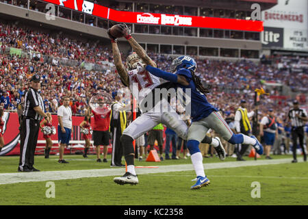 Tampa, Florida, Stati Uniti d'America. 31 Agosto, 2017. Tampa Bay Buccaneers wide receiver Mike Evans (13) cates palla su New York Giants cornerback Janoris Jenkins (20) nella zona di estremità, ma il gioco è chiamato torna su sanzioni durante il quarto trimestre di domenica 1 ottobre 2017 presso Raymond James Stadium di Tampa, Florida. Credito: Travis Pendergrass/ZUMA filo/Alamy Live News Foto Stock