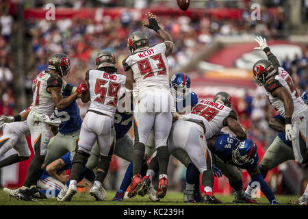 Tampa, Florida, Stati Uniti d'America. 31 Agosto, 2017. Tampa Bay Buccaneers guardare al blocco un obiettivo del campo durante la partita contro i New York Giants di domenica 1 ottobre 2017 presso Raymond James Stadium di Tampa, Florida. Credito: Travis Pendergrass/ZUMA filo/Alamy Live News Foto Stock