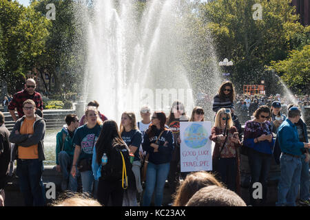 Folla schierate per la registrazione del trentesimo season opener della gara incredibile show televisivo al Washington Square Park di New York City, NY, Stati Uniti d'America Foto Stock