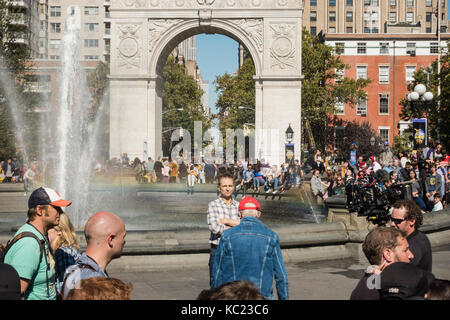 La città di new york, Stati Uniti d'America. 01 ott 2017. contenstants del trentesimo season opener della gara incredibile show televisivo durante la sessione di registrazione al Washington Square Park di New York City, NY, Stati Uniti d'America credito: Greg gard/alamy live news Foto Stock