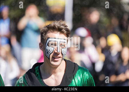 La città di new york, Stati Uniti d'America. 01 ott 2017. contenstants del trentesimo season opener della gara incredibile show televisivo durante la sessione di registrazione al Washington Square Park di New York City, NY, Stati Uniti d'America credito: Greg gard/alamy live news Foto Stock