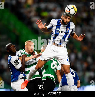 Lisbona. 1 ott 2017. porto di felipe (r) superiore capi la sfera durante il portoghese league soccer match tra sporting cp e fc porto all'alvalade stadium di Lisbona, Portogallo on oct. 1, 2017. La partita si è conclusa con un 0-0. Credito: Zhang liyun/xinhua/alamy live news Foto Stock