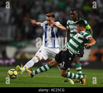 Lisbona. 1 ott 2017. sporting di jonathan silva (r) il sistema VIES con porto di hector herrera durante il portoghese league soccer match tra sporting cp e fc porto all'alvalade stadium di Lisbona, Portogallo on oct. 1, 2017. La partita si è conclusa con un 0-0. Credito: Zhang liyun/xinhua/alamy live news Foto Stock