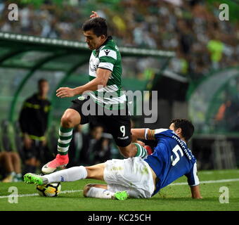 Lisbona. 1 ott 2017. sporting's marcos acuna (l) vies con porto di Ivan marcano durante il portoghese league soccer match tra sporting cp e fc porto all'alvalade stadium di Lisbona, Portogallo on oct. 1, 2017. La partita si è conclusa con un 0-0. Credito: Zhang liyun/xinhua/alamy live news Foto Stock