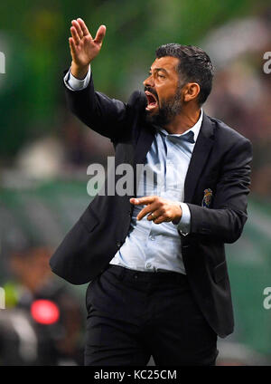 Lisbona. 1 ott 2017. porto's head coach sergio conceicao dà istruzioni durante il portoghese league soccer match tra sporting cp e fc porto all'alvalade stadium di Lisbona, Portogallo on oct. 1, 2017. La partita si è conclusa con un 0-0. Credito: Zhang liyun/xinhua/alamy live news Foto Stock