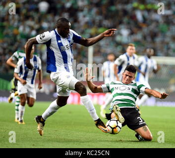 Lisbona. 1 ott 2017. sporting di jonathan silva (r) il sistema VIES con porto di moussa marega durante il portoghese league soccer match tra sporting cp e fc porto all'alvalade stadium di Lisbona, Portogallo on oct. 1, 2017. La partita si è conclusa con un 0-0. Credito: Zhang liyun/xinhua/alamy live news Foto Stock