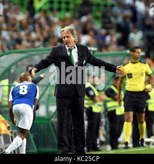 Lisbona. 1 ott 2017. sporting allenatore jorge Gesù reagisce durante il portoghese league soccer match tra sporting cp e fc porto all'alvalade stadium di Lisbona, Portogallo on oct. 1, 2017. La partita si è conclusa con un 0-0. Credito: Zhang liyun/xinhua/alamy live news Foto Stock