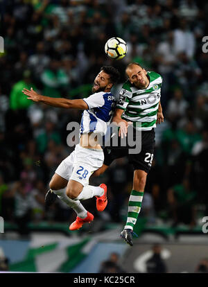 Lisbona. 1 ott 2017. porto di felipe (l) capi la palla con la sportiva possiedi durante il portoghese league soccer match tra sporting cp e fc porto all'alvalade stadium di Lisbona, Portogallo on oct. 1, 2017. La partita si è conclusa con un 0-0. Credito: Zhang liyun/xinhua/alamy live news Foto Stock