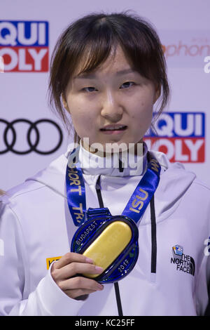 Budapest. 1 ott 2017. oro medaglia choi min jeong della Corea del sud mostra la sua medaglia durante la cerimonia di premiazione per le donne del 1000m finale alla audi isu world cup short track a budapest, Ungheria on oct. 1, 2017. Choi min jeong ha vinto la medaglia d'oro con 1 minuti di 34.660 secondi. Credito: Attila volgyi/xinhua/alamy live news Foto Stock