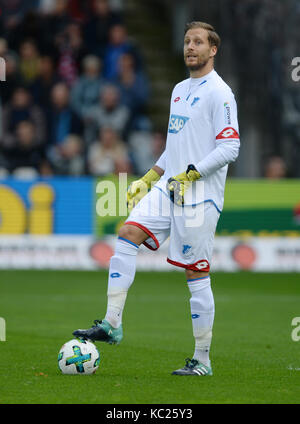 Oliver baumann di hoffenheim durante la Bundesliga tedesca partita di calcio tra sc freiburg e 1899 hoffenheim in Freiburg im Breisgau, Germania, 1 ottobre 2017. foto: Patrick seeger/dpa Foto Stock