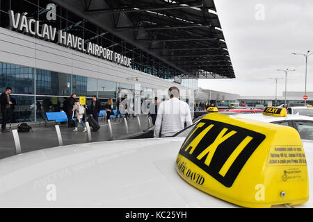 Associazione della repubblica ceca di conducenti di taxi organizzato un go-slow protestare contro uber servizi nelle vicinanze dell' aeroporto di Ruzyne di Praga Repubblica Ceca, il 2 ottobre 2017. sulla foto sono visibili i tassisti nella zona di Vaclav Havel aeroporto Praga. (Ctk foto/michal dolezal) Foto Stock