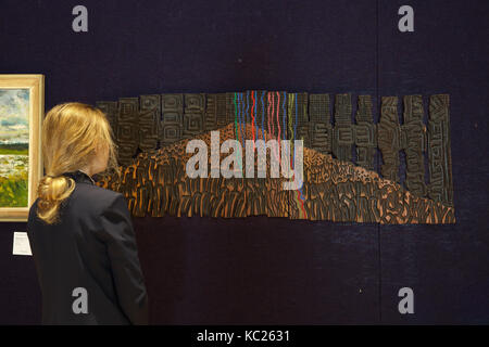 Londra, Regno Unito. 2 Ottobre, 2017. Un photocall per Bonhams Africa adesso la vendita ha avuto luogo nel nuovo Bond Street, Londra. Sul display: EL ANATSUI(ghanesi, nato nel 1944)alla montagna sacra (Mammoth folla Serie No.3)£40.000 - 60.000. La vendita ha luogo il giovedì 5 ottobre alle 2pm. Credito: Keith Larby/Alamy Live News Foto Stock