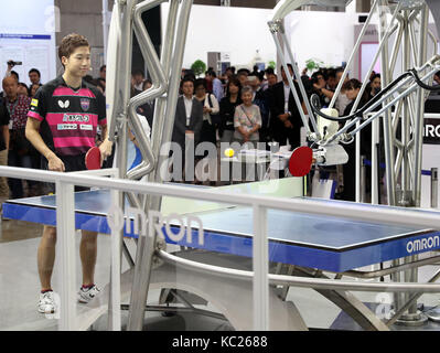 Chiba, Giappone. 2 ottobre, 2017. rio de janeiro olympic table tennis argento medaglia jun mizutanio gioca contro il tavolo da ping pong robot "Orpheus" che consente di fornire un servizio ad una anteprima di stampa del ceatec electronics trade show di Chiba il lunedì, 2 ottobre 2017. alcuni 660 compagnie e organizzazioni da 23 Paesi presenteranno le loro ultime tecnologie dal 3 ottobre al 6 ottobre. Credito: yoshio tsunoda/aflo/alamy live news Foto Stock