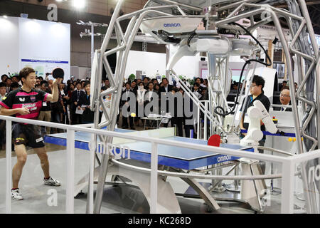 Chiba, Giappone. 2 ottobre, 2017. rio de janeiro olympic table tennis argento medaglia jun mizutanio gioca contro il tavolo da ping pong robot "Orpheus" che consente di fornire un servizio ad una anteprima di stampa del ceatec electronics trade show di Chiba il lunedì, 2 ottobre 2017. alcuni 660 compagnie e organizzazioni da 23 Paesi presenteranno le loro ultime tecnologie dal 3 ottobre al 6 ottobre. Credito: yoshio tsunoda/aflo/alamy live news Foto Stock