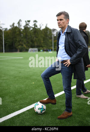 Karlsruhe, Deutschland. 02oct, 2017. der neue kunstrasenplatz des wildparkstadions wurde am heutigen montag von der Stadt karlsruhe an den ksc uebergeben: ksc-presidente ingo wellenreuther con blick auf den neuen platz. ges/ fussball/ Karlsruher SC/ stadionneubau, 02.10.2017 -- |utilizzo del credito in tutto il mondo: dpa/alamy live news Foto Stock