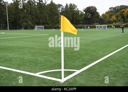 Karlsruhe, Deutschland. 02oct, 2017. der neue kunstrasenplatz des wildparkstadions wurde am heutigen montag von der Stadt karlsruhe an den ksc uebergeben: caratteristica/schmuckbild/hintergrund/hintergrundbild kunstrasenplatz. ges/ fussball/ Karlsruher SC/ stadionneubau, 02.10.2017 -- |utilizzo del credito in tutto il mondo: dpa/alamy live news Foto Stock