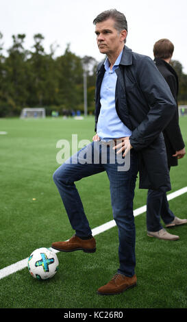 Karlsruhe, Deutschland. 02oct, 2017. der neue kunstrasenplatz des wildparkstadions wurde am heutigen montag von der Stadt karlsruhe an den ksc uebergeben: ksc-presidente ingo wellenreuther con blick auf den neuen platz. ges/ fussball/ Karlsruher SC/ stadionneubau, 02.10.2017 -- |utilizzo del credito in tutto il mondo: dpa/alamy live news Foto Stock