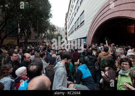 Barcellona, Spagna. 01 ottobre 2017. Persone che votano e aspettano di votare all'ESCOLA JOSEP MARIA JUJOL, a Gracia, Barcellona, usata come seggi per il referendum sull'indipendenza che si terrà oggi, domenica 1 ottobre 2017. Il governo ha ordinato alla polizia di chiudere le scuole alle 06:00 del 1 ottobre. Il governo spagnolo ha dichiarato il referendum illegale e contrario alla costituzione spagnola. Credit: rich bowen/Alamy Live News Foto Stock