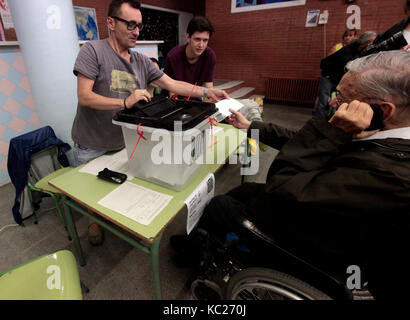 Barcellona, Spagna. 01 ottobre 2017. Persone che votano e aspettano di votare all'ESCOLA JOSEP MARIA JUJOL, a Gracia, Barcellona, usata come seggi per il referendum sull'indipendenza che si terrà oggi, domenica 1 ottobre 2017. Il governo ha ordinato alla polizia di chiudere le scuole alle 06:00 del 1 ottobre. Il governo spagnolo ha dichiarato il referendum illegale e contrario alla costituzione spagnola. Credit: rich bowen/Alamy Live News Foto Stock