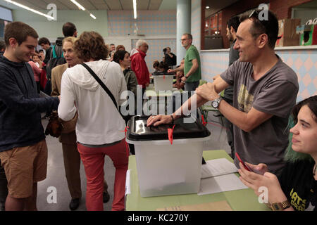 Barcellona, Spagna. 01 ottobre 2017. Persone che votano e aspettano di votare all'ESCOLA JOSEP MARIA JUJOL, a Gracia, Barcellona, usata come seggi per il referendum sull'indipendenza che si terrà oggi, domenica 1 ottobre 2017. Il governo ha ordinato alla polizia di chiudere le scuole alle 06:00 del 1 ottobre. Il governo spagnolo ha dichiarato il referendum illegale e contrario alla costituzione spagnola. Credit: rich bowen/Alamy Live News Foto Stock
