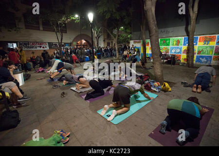 Barcellona, Spagna. 01 ott 2017. Persone che fanno lo yoga in attesa di voto a ESCOLA Josep Maria Jujol, nel quartiere di Gracia, Barcellona, utilizzati come seggi elettorali per il referendum sull'indipendenza che si svolgerà oggi domenica 1 ottobre 2017. Il governo ha detto alla polizia di chiudere le scuole a 0600 ore il 1 ottobre. Il governo spagnolo ha ritenuto il referendum illegali e contro la costituzione di Spagna. Credito: ricca bowen/Alamy Live News Foto Stock