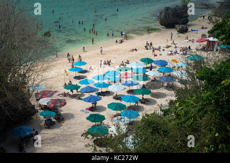 (171002) -- bali, oct. 2, 2017 (Xinhua) -- i turisti relax sul Padang Padang spiaggia di Bali, Indonesia, oct. 2, 2017. (Xinhua/du yu) (djj) Foto Stock