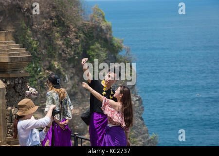 (171002) -- bali, oct. 2, 2017 (Xinhua) -- i turisti prendere selfies su uluwatu di Bali, Indonesia, oct. 2, 2017. (Xinhua/du yu) (djj) Foto Stock