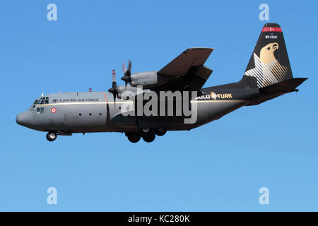 Aviazione Militare. Turkish Air Force Lockheed C-130E Hercules medie tactical airlift aeromobile Foto Stock